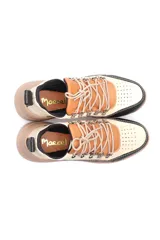 Championes deportivos acordonados de cuero, con diseño combinado en tonos beige, marrón y negro. Presenta suela de plataforma en color tostado y detalles metálicos en los ojales de los cordones.