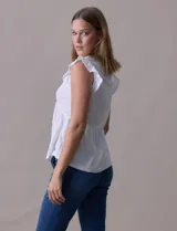 Blusa calada color celeste, marca Madden Girl. Cuello a la base, escote en V y lazo de ajuste. Sisa con volado.