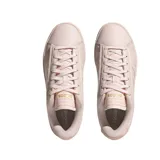 Championes adidas Grand Court Alpha de diseño clásico y minimalista en color rosado. Presentan las icónicas tres tiras laterales en relieve, suela de goma al tono y logo de la marca en la lengüeta y el talón.