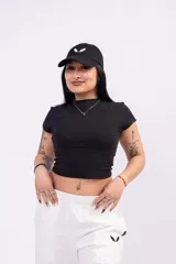 Remera negra de algodón elastizado con diseño tipo baby tee, cuello redondo a la base y mangas cortas, de corte ajustado al cuerpo.