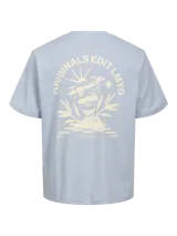 Remera celeste con estampado en la espalda que incluye texto y una imagen de una persona con un tocado.