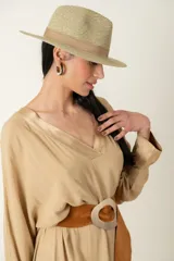 Sombrero de yute color dorado con cinta marrón.