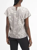Blusa de satén gris con estampado abstracto en blanco, escote en V y mangas cortas.
