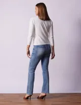 Buzo tejido en hilado fino color blanco, marca Vila Milano. Manga ¾ con pliegue en hombro.