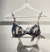 Conjunto de bikini con corpiño fijo con estampado de leopardo y flores, y bombacha less regulable.