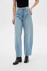 Pantalón jean de tiro alto, corte ancho y diseño relajado, color azul claro.