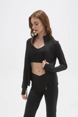 Campera deportiva negra de ajuste al cuerpo, con cierre frontal completo, cuello alto y mangas largas con orificio para el pulgar.