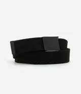 Cinturón ajustable de tela con hebilla metálica negra de tipo caimán. Diseño minimalista y funcional, ideal para uso diario.