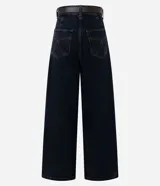 Pantalón palazzo de jean negro, de cintura alta con presillas, bolsillos funcionales y pespuntes en contraste.