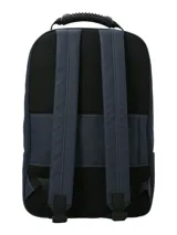 Mochila RKF de diseño minimalista en color azul marino, confeccionada en poliéster reciclado repelente al agua. Cuenta con dos bolsillos frontales con cierre, un asa superior reforzada y un llavero mosquetón decorativo con cordón rojo.