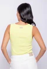 Top negro de tejido de punto ajustado al cuerpo con abertura circular en el pecho y cuello redondo.