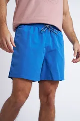 Short de baño color azul, con cintura elástica ajustable mediante cordón, bolsillos laterales y un bolsillo posterior. Confeccionado en tejido ligero de secado rápido con logo bordado.