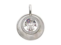 Dije redondo de plata 925 con nácar y circonias multicolor, con diseño de una niña.