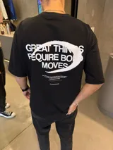 Remera de algodón pesado con corte oversize y diseño estampado en la espalda con tipografía blanca y un círculo de trazo artístico.