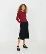 Sweater color marrón de punto con cuello redondo y mangas largas.