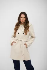 Tapado de paño color beige con capucha, cierre frontal cruzado con botones y lazo ajustable en la cintura.
