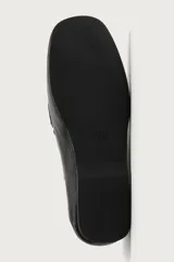 Mocasín de piel negra para hombre, con detalle de antifaz en el empeine, costuras visibles, horma cuadrada y suela ultrafina.