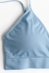 Soutien suave tipo bralette color celeste, sin costuras, con copas con relleno extraíble y tirantes finos dobles ajustables.