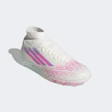 Championes de fútbol Adidas F50 Sparkfusion para mujer, color blanco con tres franjas laterales en tonos rosados y violetas. Presentan cuello tejido tipo calcetín y suela con tapones moldeados.