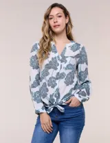 Blusa de gasa Zac & Rachel con estampado de rayas verticales en tonos rosados, amarillos y blancos. Presenta escote en V con cuello mao, cierre frontal con botones, un bolsillo aplicado en el pecho, mangas largas con presilla para regular el largo y detalle de nudo en el dobladillo inferior.