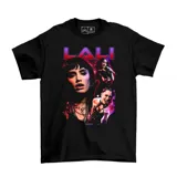 Remera negra de algodón con estampado estilo bootleg que presenta múltiples fotografías de la artista Lali Esposito y el nombre de la cantante en tipografía retro.