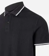 Polo de hombre marca Marfinno, confeccionada en tejido de media malla con textura rayada. Presenta cuello polo con botones y mangas cortas con terminaciones en rib con detalles contrastantes.