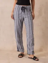Pantalón celeste de lino marca Dash, con pretina elastizada, lazo de ajuste y bolsillos delanteros y traseros.