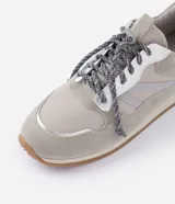 Championes de estilo runner retro de la marca Satinato, en color beige con detalles contrastantes en blanco y suela de goma.