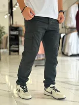Pantalón cargo de gabardina color azul marino, de corte recto y múltiples bolsillos laterales.