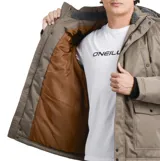 Campera de abrigo Oneill modelo East, color marrón, con capucha ajustable, cierre frontal con solapa y botones a presión, y bolsillos frontales con solapa.