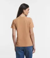 Remera básica de cuello redondo y manga corta, confeccionada en algodón peruano de alta calidad. Presenta un diseño liso y versátil, ideal para uso diario.