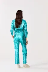 Pantalón de lino metalizado color turquesa, de corte clásico, tiro medio, piernas rectas y bolsillos laterales.