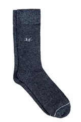 Media lisa color arena de la marca Legacy Co., con logo bordado en azul oscuro. Tejido multi-stretch de algodón para frescura y confort.