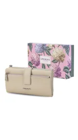 Billetera Lincoln's de mujer en color negro, confeccionada en símil cuero con textura granulada. Presenta un diseño rectangular con cierre de broche, bolsillo frontal con cierre metálico, correa de mano extraíble y logo de la marca grabado en el frente.