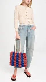 Bolso tote bag tejido a crochet con rayas verticales en color rojo y azul.