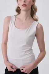 Musculosa de poliamida, con diseño al cuerpo, cuello redondo y sin mangas.