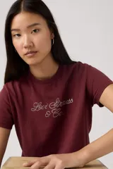 Remera de manga corta color bordó con cuello redondo y estampado frontal del logo "Levi Strauss & Co." en blanco.