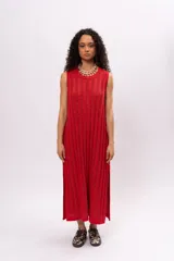 Vestido largo rojo de tejido de punto con rayas verticales texturizadas.
