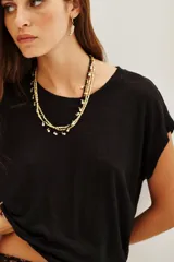 Remera básica de lino color marrón rojizo, de manga corta y cuello redondo.