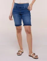 Bermuda de jean color blanco con calce ajustado, confeccionada en denim suave con pretina ancha elastizada sin cierres, bolsillos funcionales y ruedo con vuelta.