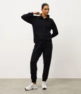Campera deportiva de modal color bordó, con cierre frontal, cuello alto y puños acanalados. Presenta un diseño entallado con recortes que brindan un ajuste cómodo y moderno.