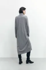 Vestido midi tejido color gris melange, con cuello alto y corte recto.