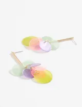 Aros largos con dije colgante de barra dorada y círculos de nácar en tonos lila, verde y blanco.