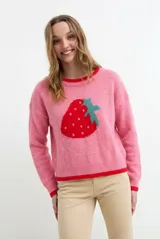 Sweater de punto color rosado con diseño jacquard de frutilla en el centro. Presenta cuello redondo, puños, cuello y ruedo en tono rojo contrastante.