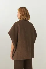 Chaleco marrón de lana con cuello mao, solapas pronunciadas, bolsillos ojal y terminaciones envivadas.