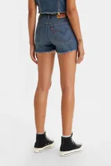 Short de jean de tiro alto con diseño de cinco bolsillos y ruedo deshilachado. Presenta un lavado azul clásico con efecto desgastado.