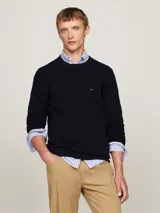 Sweater de punto texturizado Tommy Hilfiger, color azul marino, de cuello redondo con ribetes acanalados y logo bordado en el pecho.
