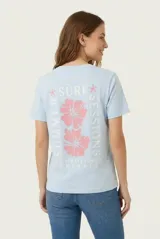 Remera celeste de manga corta con estampa en la espalda de flores y la leyenda "Summer Surf Sessions".