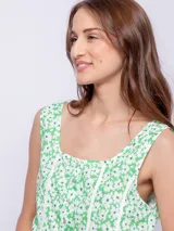 Top negro con estampado floral, escote cuadrado y breteles finos.