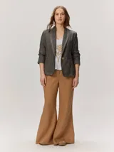 Pantalón de lino color tostado, de corte amplio y fluido con piernas acampanadas.